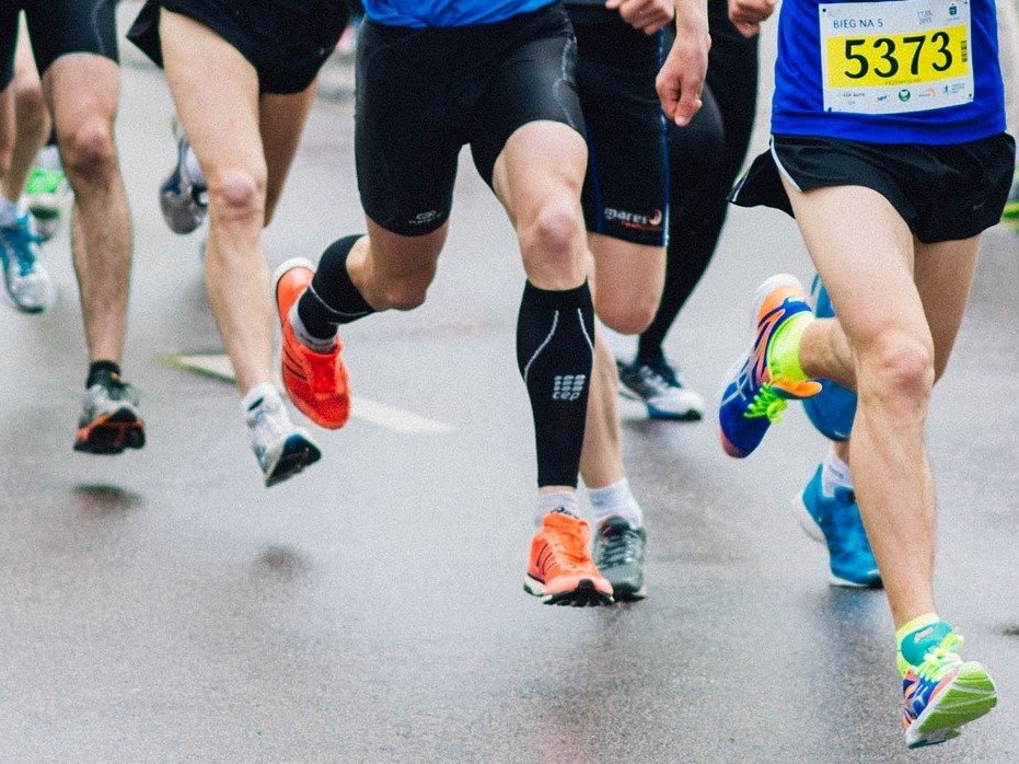 Take and run. Космический марафон. Приглашение на марафон. Майка из стартового пакеты бег. Кот марафон.
