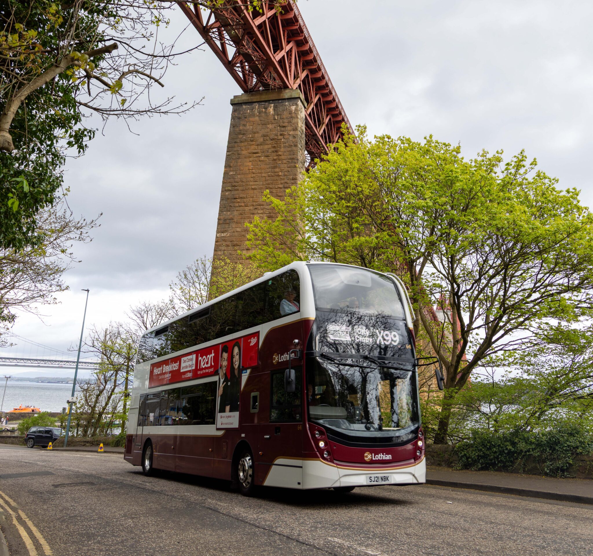 Connections to Edinburgh city centre with Cruiselink X99 Lothian Buses