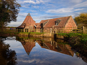 Preston Mill and Phantassie Doocot